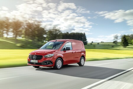 La Mercedes-Benz Citan llega en formato furgón o de pasajeros y cargada de tecnología para plantar cara a la Volkswagen Caddy
