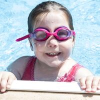 "¡Mi hijo tiene miedo al agua!": cómo ayudarle a superar este temor tan frecuente en la infancia 