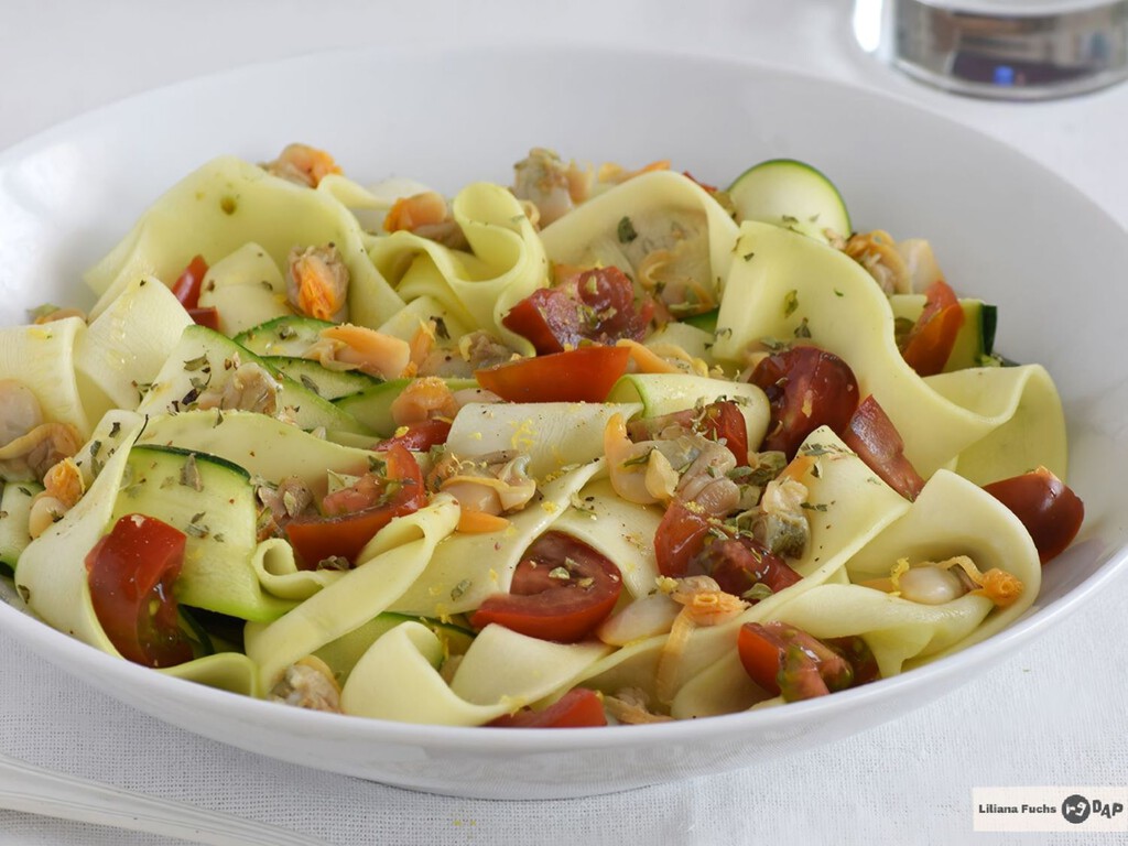 Tallarines de calabacín: listos en 5 minutos, esta es la receta mágica con una lata de berberechos para una cena ligera sin necesidad de encender los fogones