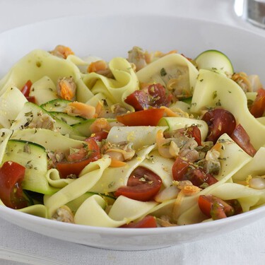 Tallarines de calabacín: listos en 5 minutos, esta es la receta mágica con una lata de berberechos para una cena ligera sin necesidad de encender los fogones 