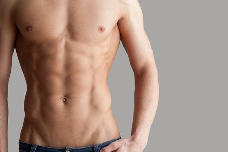 Entrena tus abdominales de pie con estos ejercicios