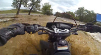 Motorista arrastrado por la corriente, cosas de GoPro