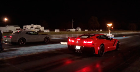 Vídeo: el Chevrolet Corvette ZR1 deja sentado en el cuarto de milla... ¡al Dodge Challenger SRT Demon!