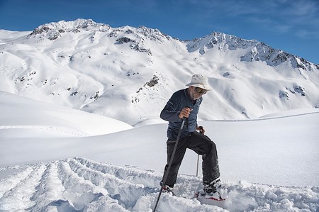 Land Rover dibuja un Defender en la nieve de los Alpes para celebrar el 70 aniversario del modelo