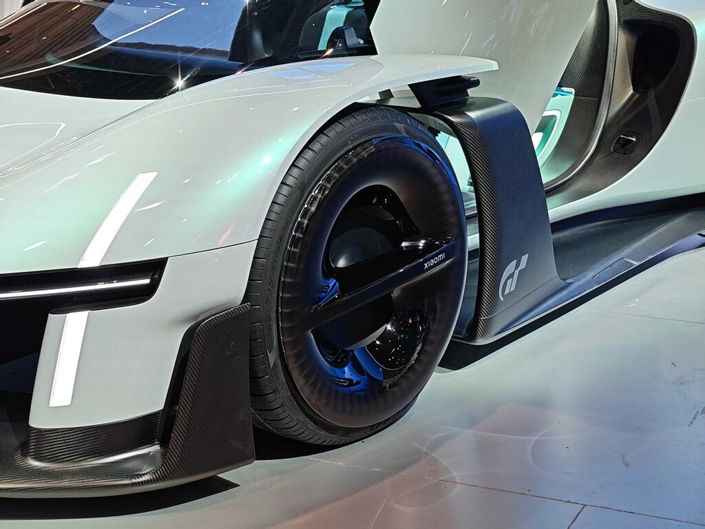 Gotas de agua, cruces y un coche que analiza tu corazón en cuanto te sientas: el superdeportivo Xiaomi VISION Gran Turismo