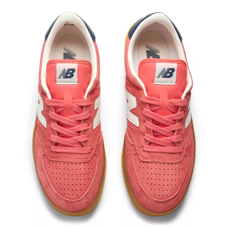 New Balance Tiene Rebajadas Las Zapatillas Color Granada Que Saltan De La Cancha A La Calle Para Combinarlas Con Tus Mejores Estilismos De Otono