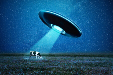 Platillo volante abduciendo una vaca en medio de la noche