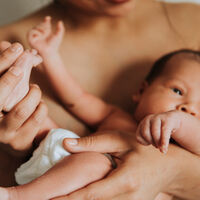 Un nuevo estudio puede ayudar a explicar por qué el Covid afecta menos a los bebés 