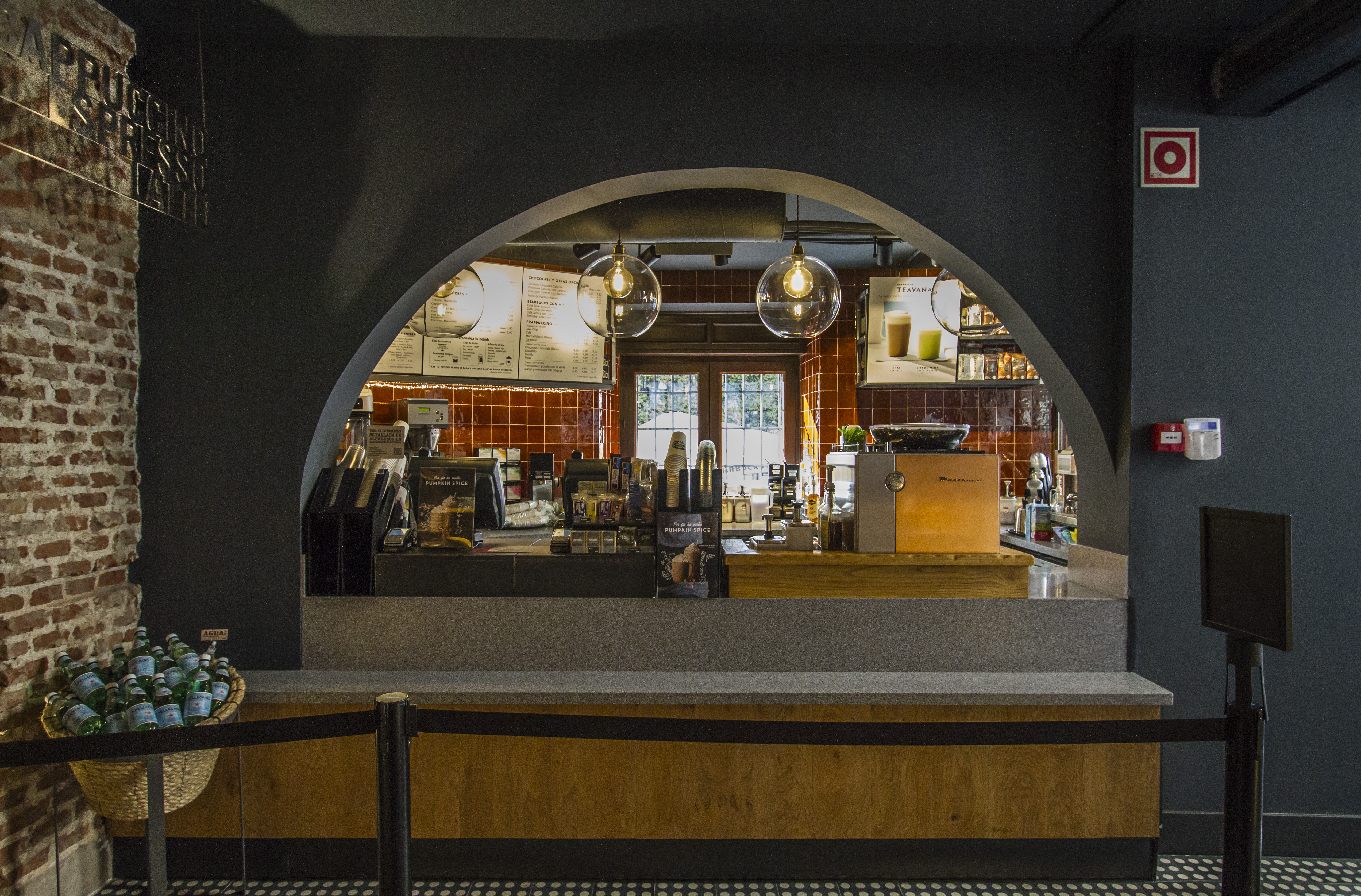 Fachada de madera, arcos y paredes de ladrillo visto en un nuevo y