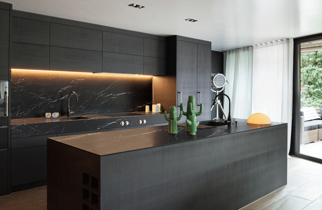 Cocinas en negro. Una (irresistible) tendencia al laza