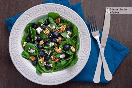 Ensalada de espinacas frescas con arándanos, nueces y queso. Receta saludable