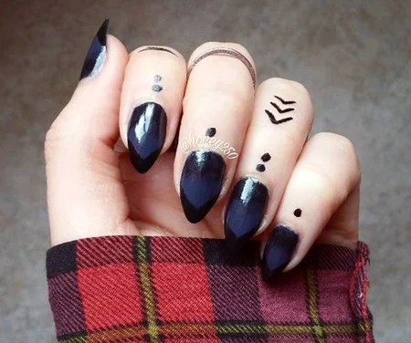 Tatuajes bajo las cutículas: así de estilosas son las manos que se han rendido a la última tendencia en tatuajes