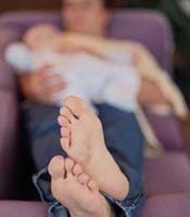 Dormir con el bebé en el sofá aumenta el riesgo de muerte súbita