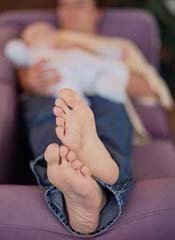 Dormir con el bebé en el sofá aumenta el riesgo de muerte súbita