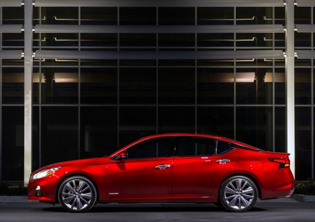 ¿Los jóvenes prefieren los SUV? Nissan cree que no y por eso sigue apostando por sedanes