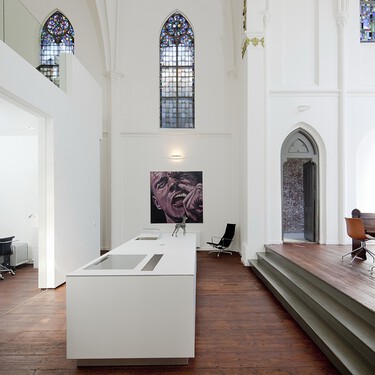 De iglesia abandonada a vivienda minimalista y de diseño