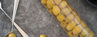 Echar aceitunas a la ensalada es muy sano, pero si además aprovechas el líquido del bote para la vinagreta te quedará buenísima 