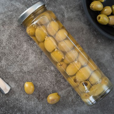 Echar aceitunas a la ensalada es muy sano, pero si además aprovechas el líquido del bote para la vinagreta te quedará buenísima 