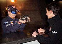 Dani Pedrosa y Marc Márquez en un reto mecánico