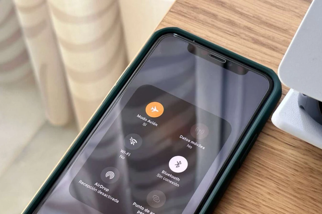 Usaba el modo avión para cargar más rápido mi móvil. He comprobado en cuatro móviles distintos que no tiene sentido