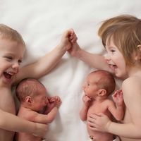 La foto de dos parejas de hermanos gemelos que se ha robado el corazón de todos