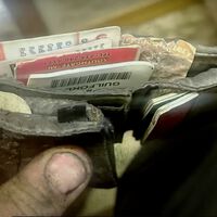 Un trabajador de Ford perdió su cartera dentro de un auto en la fábrica. Apareció 11 años después: un mecánico la encontró al reparar ese coche