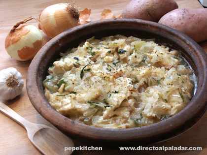 Cazuela de patatas con bacalao. Receta tradicional