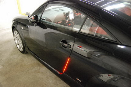 Un Audi TT con luces en el marco de las puertas
