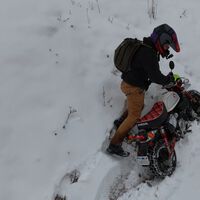 Enduro sobre la nieve con una mini moto es la mayor locura invernal que vas a ver. Y casi acaba por un barranco