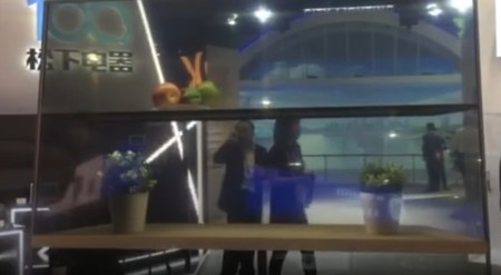 Panasonic sigue apostando por las teles OLED transparentes mostrando su último prototipo