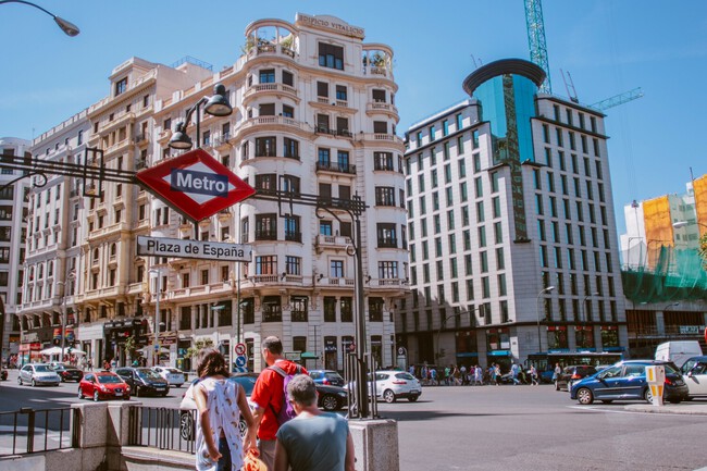 Madrid cambia las reglas: financiará el 100% de viviendas de hasta 425.000 euros a personas menores de 50 años