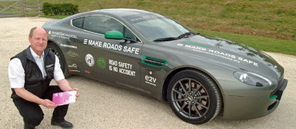 De Tokio a Londres en un Aston Martin V8 Vantage por una buena causa: hacer las carreteras más seguras
