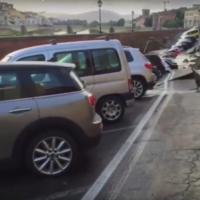 De cuando una fuga de agua se transforma un boquete con 20 autos en su interior