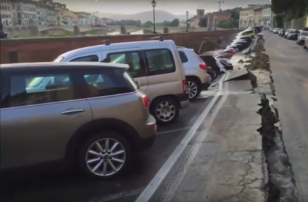 De cuando una fuga de agua se transforma un boquete con 20 autos en su interior