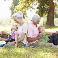 Abuelos y nietos, una relación entrañable que se fortalece aún más en verano 