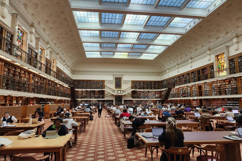 Tener contrato indefinido a tiempo completo poco después de graduarse en España es posible, a pesar de todo. Sólo con algunos estudios