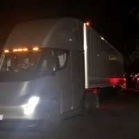 Ya podemos ver al Tesla Semi remolcando en carretera, aunque roza el sopor porque no se le oye nada 