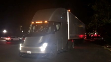 Ya podemos ver al Tesla Semi remolcando en carretera, aunque roza el sopor porque no se le oye nada