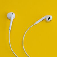 Estos auriculares Apple no son Bluetooth ni tienen cancelación, pero tienen sonido impecable y cuestan menos de 17 euros