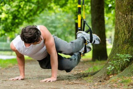 Flexiones de pecho en TRX con flexión de piernas