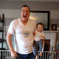 Las divertidas camisetas "a juego" de un abuelo y su nieto 