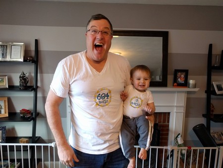 Las divertidas camisetas "a juego" de un abuelo y su nieto