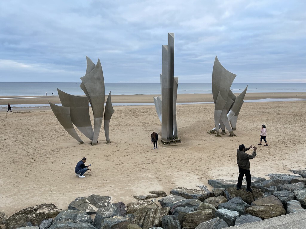 Unos geólogos estudiaron la arena de una de las playas del Día D en Normandía. Descubrieron que el 4% aún es metralla
