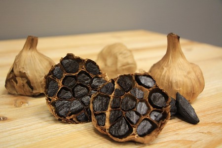 Todo sobre el ajo negro: propiedades, beneficios y su uso en la cocina