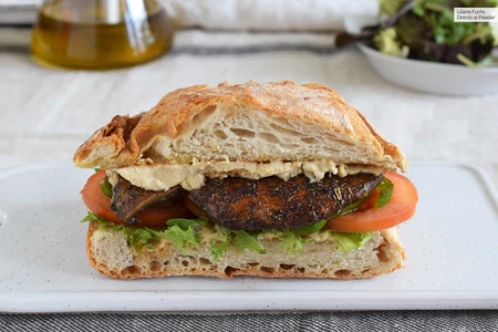 Bocadillo de champiñones portobello y hummus: receta vegana para chuparse los dedos