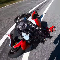 ¡Al suelo! El youtuber Max Wrist destroza su BMW S 1000 RR tras caerse haciendo un caballito a 100 km/h