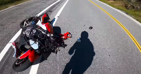 ¡Al suelo! El youtuber Max Wrist destroza su BMW S 1000 RR tras caerse haciendo un caballito a 100 km/h