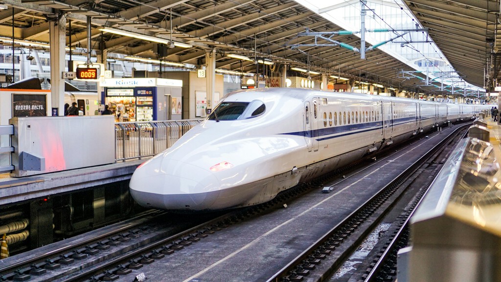 Japón juega en otra liga de trenes: está renovando su tren bala con ventanas con 5G y cabinas con cancelación de ruido