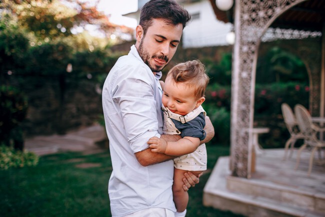 Padre cuidando a su bebé