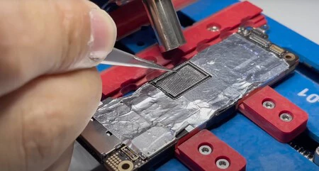 Tras retirar la placa base, hay que eliminar el adhesivo de la memoria NAND de 128GB